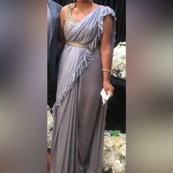 Beautiful Grey Pre-draped Waterfall style Sari - Picture 2 of 2